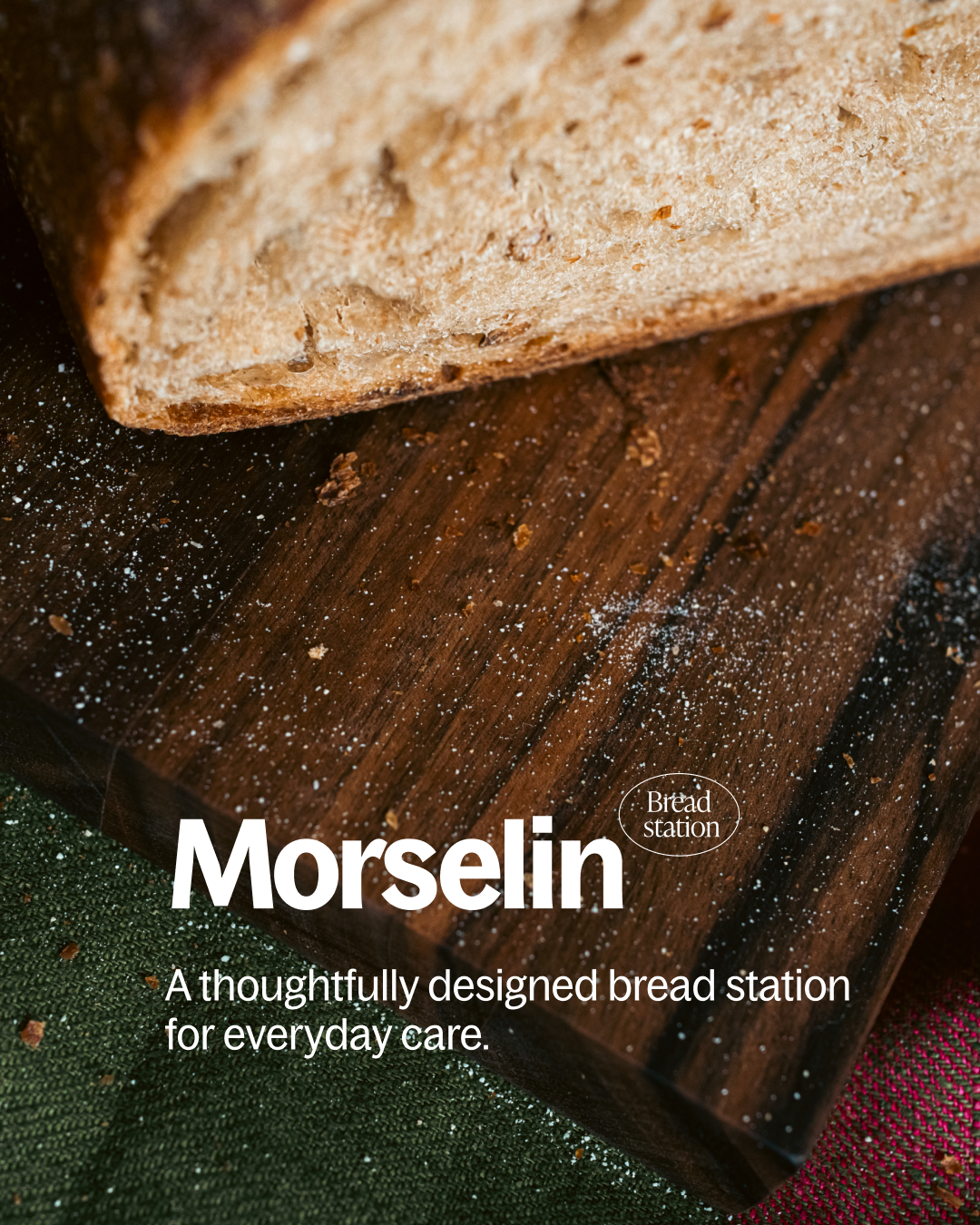 Video demo: bread is sliced on a fitted wooden board insert inside the Morselin cover; crumbs stay contained, then the cover folds and snaps closed with a magnetic closure.